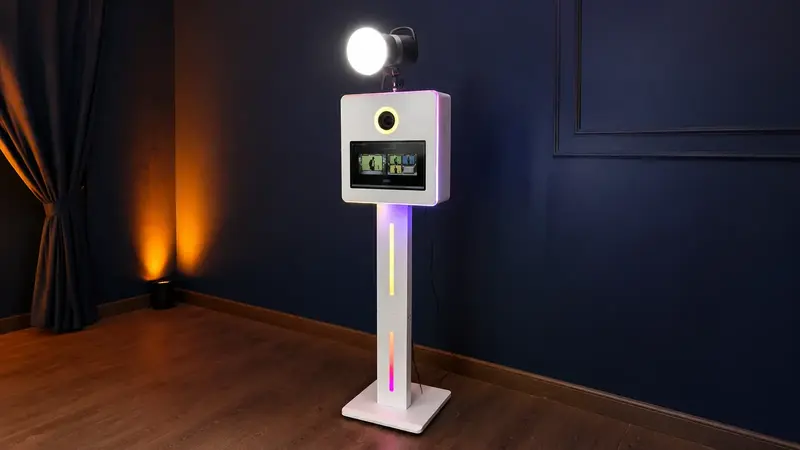 Weiße Fotobox mit beleuchteter Säule und Studiolicht