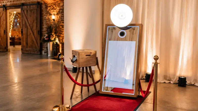 Fotospiegel Magic Mirror mit optionalem Holzrahmen und rotem Teppich