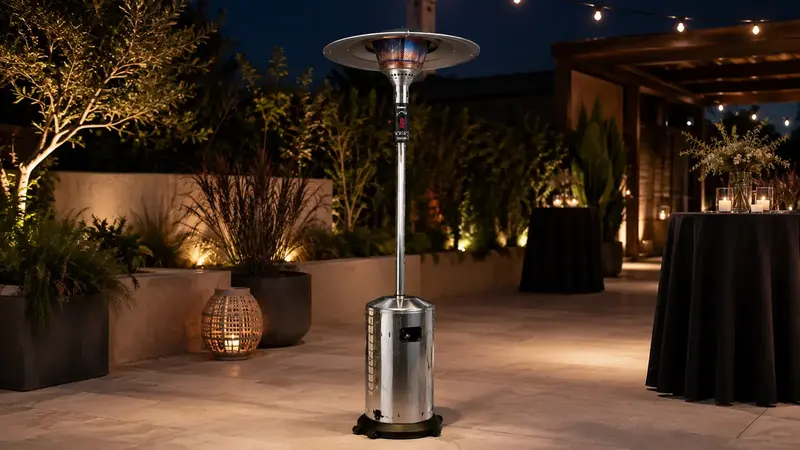 Hoher Heizpilz aus Edelstahl auf einer Eventterrasse
