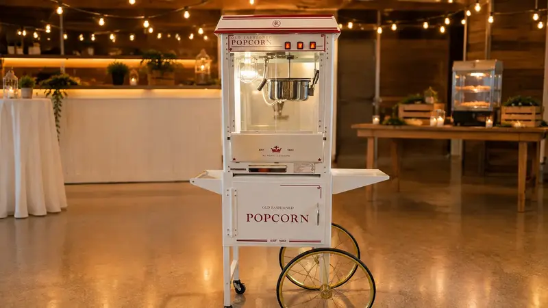 Nostalgische Popcornmaschine mit Wagen