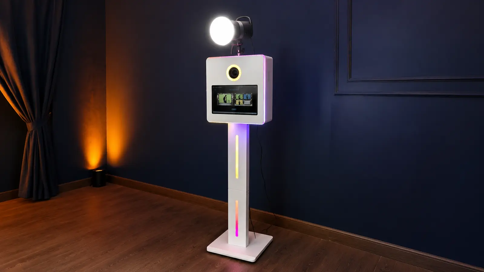 Weiße Fotobox von HIBERT RENTAL mit Studiobeleuchtung