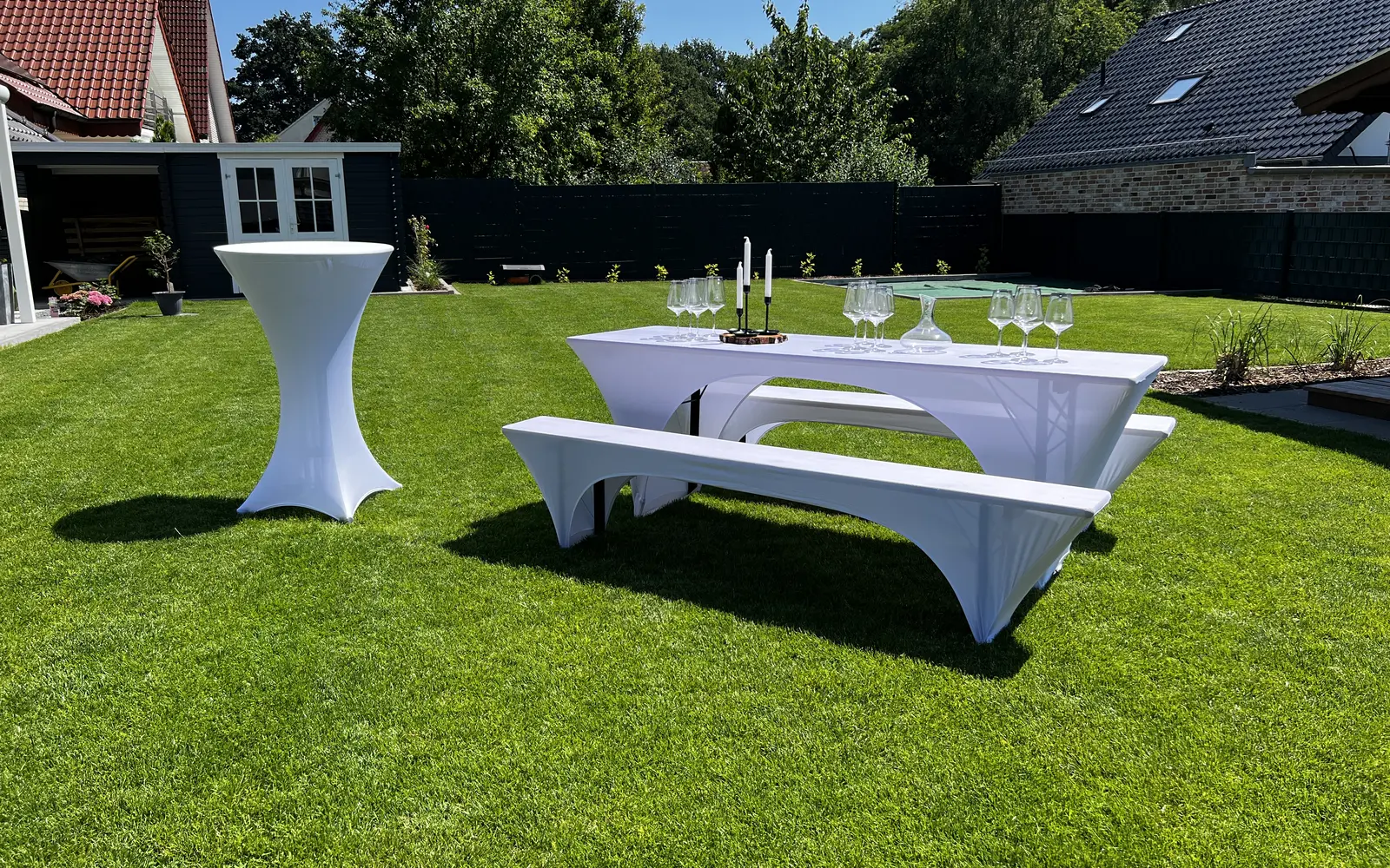 Weiße Bierzeltgarnitur und Stehtisch von HIBERT RENTAL im Garten